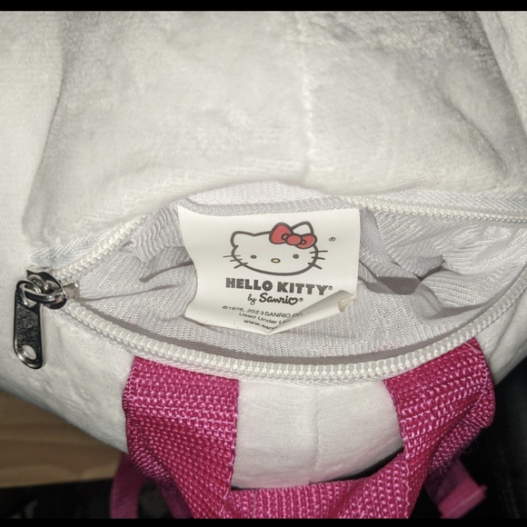 Hello Kitty plush backpack + Kuromi Keychain - Picture 5 of 6